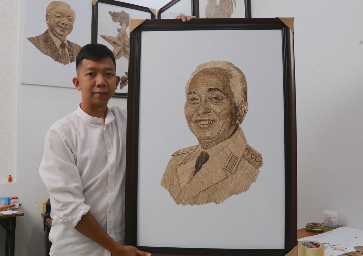 Lê Ngọc Đức bên bức tranh chân dung Đại tướng Võ Nguyên Giáp. Ảnh: Hoài Văn
